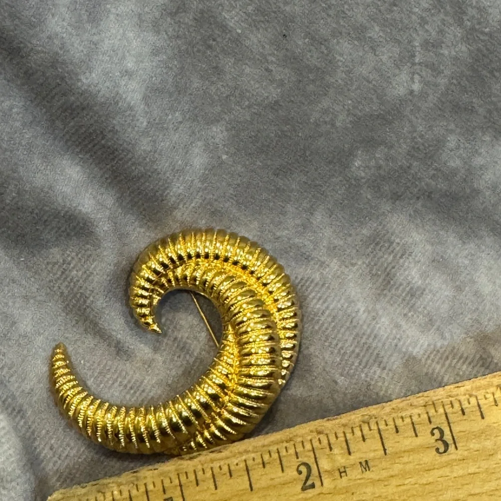 VINTAGE MONET GOLD‎ TONE BROOCH signed
